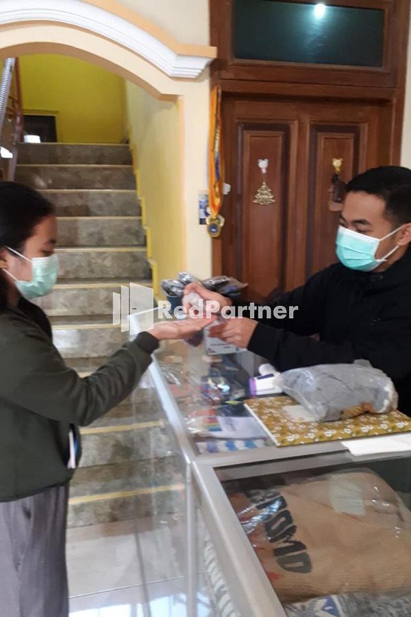 Bromo Indah Lestari Homestay Mitra Reddoorz Pasuruan Exterior foto